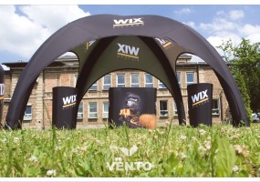 Stolik eventowy, lada promocyjna oraz stałociśnieniowy namiot reklamowy markie VENTO.