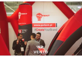 Słupek reklamowy VENTO® jako element stoiska podczas targów branżowych.