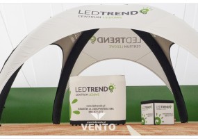 Ein Stand das aus einem modernem VENTO® Zelt, einem VENTO® Werbeladentisch und einem zusammenklappetem Werbewürfel.