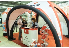  Eventstand mit Logos: Zelt und VENTO Werbeladentisch.
